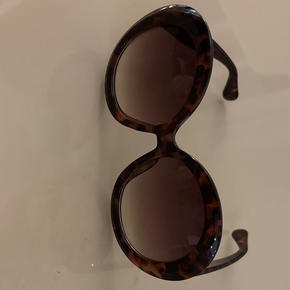 Tortoise Shell Sunglasses - Picture 4 of 5